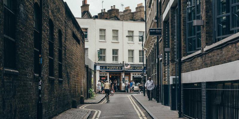 建筑安装关键环节：强弱电桥架敷设与电磁干扰防护全解析