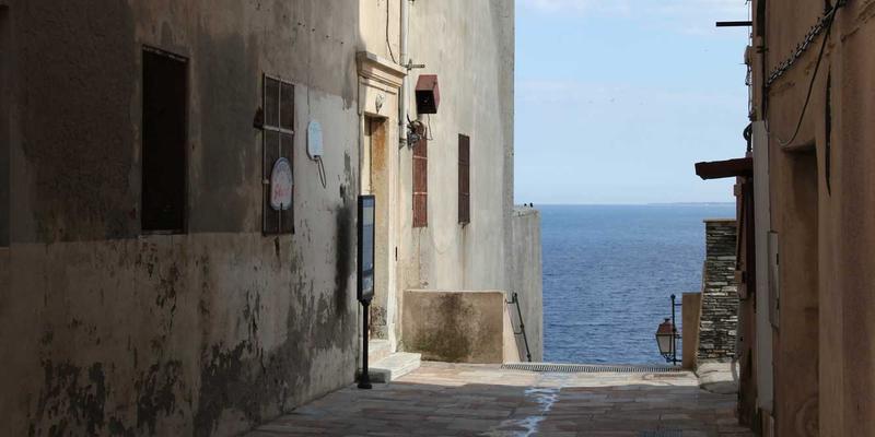 建筑施工与维护关键：数据中心精密空调与冷热通道封闭安装的能效优化实践